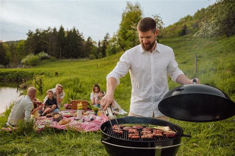 Družba ljudi na pikniku s hrano na mizi