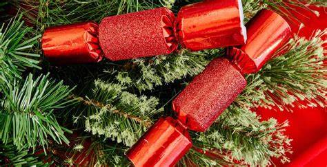 Fotografija Christmas crackers na božični mizi