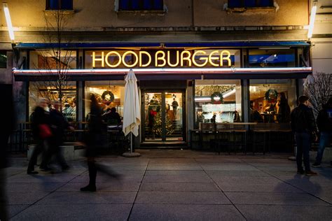 Fotografija različnih burgerjev Hood Burger na meniju