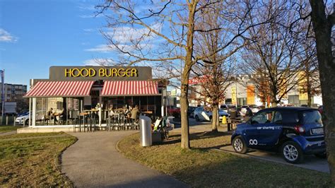 Fotografija Hood Burger Vič z ladijskim kontejnerjem in teraso