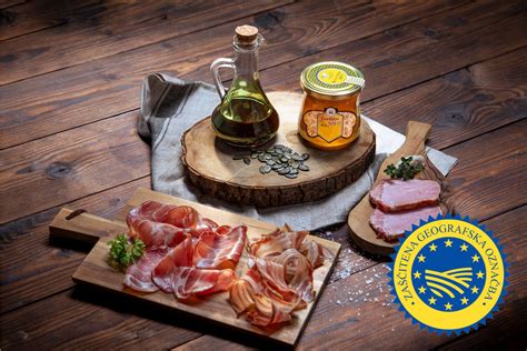 Raznolikost jedi v Pizzeriji in Gostilni Grapa, vključno s pizzami in tradicionalnimi slovenskimi jedmi
