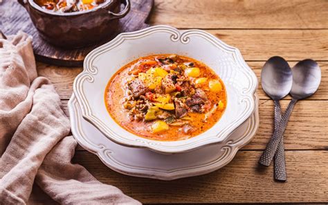 pripravljena mineštra iz stročnic v krožniku