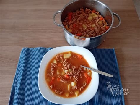 pripravljena mineštra s testeninami in peteršiljem