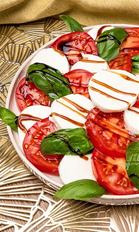 fotografija: mozzarella v caprese solati