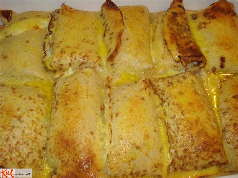 Pečene mesne palačinke v pekaču, posute s parmezanom