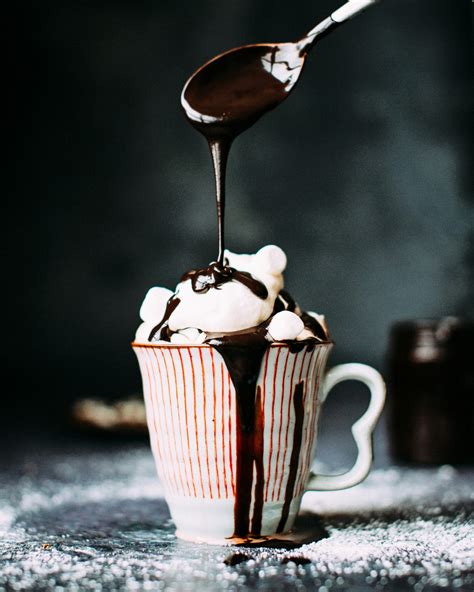 Tematska fotografija prijetne kavarne Cacao z gosti in slaščicami