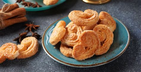sladki prigrizki, kot so palmiers piškoti, sadni polžki, limonina pita