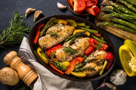 Piščančji fileji pečeni v pečici na rešetki z zelenjavo.