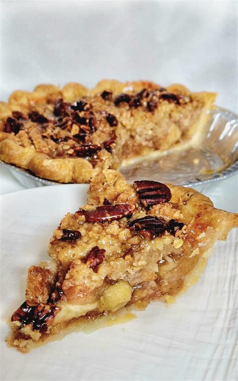 Narezan kos jabolčne pite z zajemalko vanilijevega sladoleda in meto