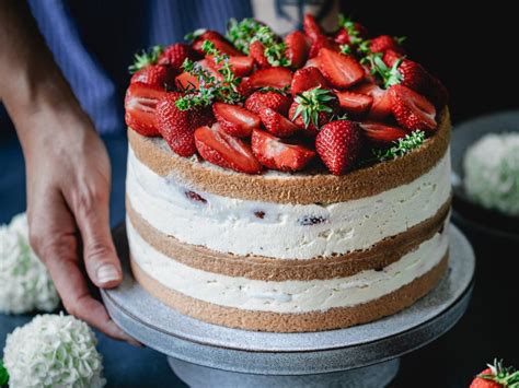 osvežilna jagodna torta z jogurtovo osnovo