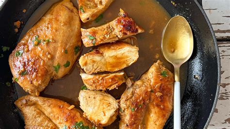 Pripravljen piščančji file v gorgonzolini omaki