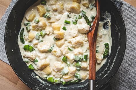 veganski njoki s šparglji in smetanovo omako