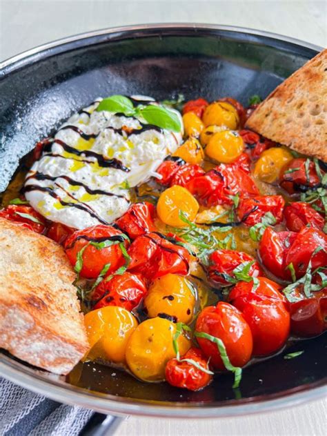 Serviranje pečenih češnjevih paradižnikov z burrato in baziliko