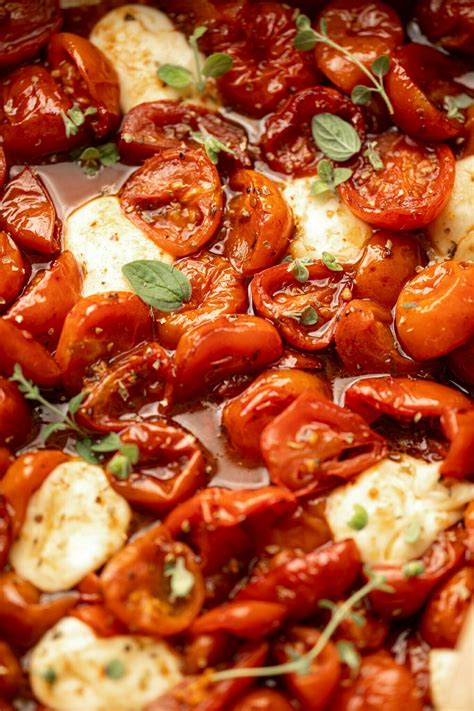 Serviranje pečenih češnjevih paradižnikov z balzamično glazuro, mini mocarelo in popečenim kruhom