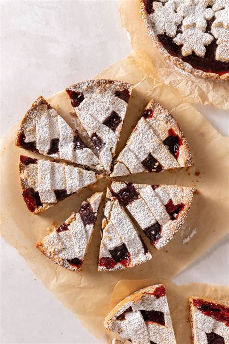 Ilustracija ali fotografija Linzer Torte in Linških piškotov