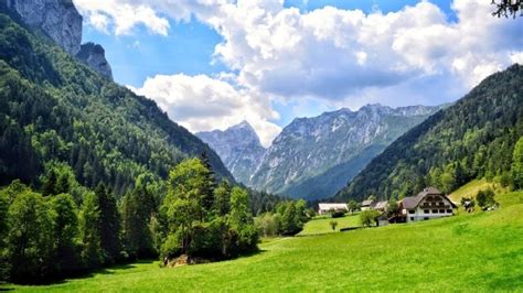 pogled na slovensko podeželje s hribi in polji