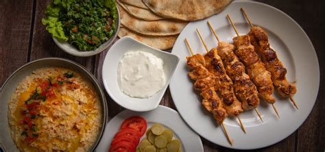 Priprava libanonske česnove omake Toum ali servirana omaka