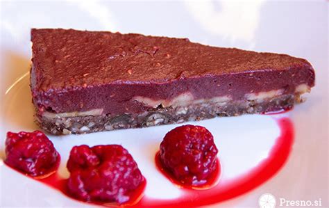 Tematsko foto: razrezana presna torta na krožniku