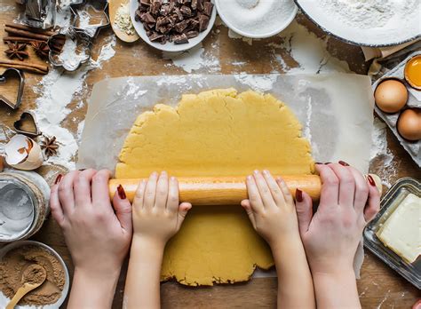 Tematsko foto: otroci pomagajo pri pripravi presne torte