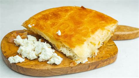Sestavine za burek: sir v slanici, kisla smetana, vlečeno testo in olje