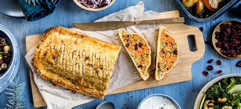 Fotografija veganske pečenke Wellington, preden je narezana.