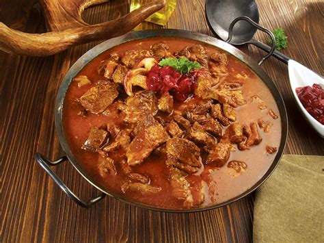 Fotografija kosa mesa za golaž, narezanega na kocke.