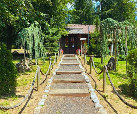 Terasa slaščičarne Lunca z ograjenim otroškim igriščem