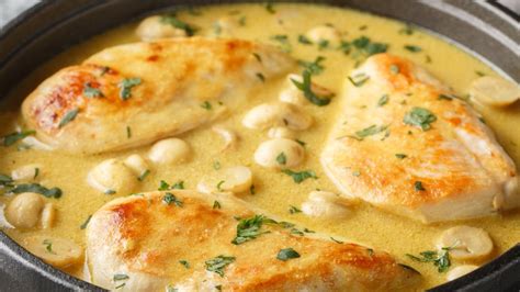 Ilustracija piščanca v smetanovi omaki z ananasom