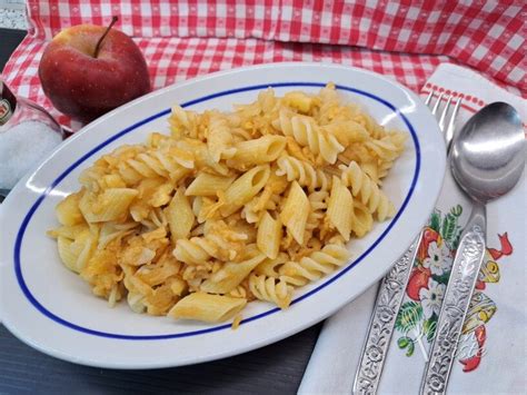 Porcija piščančjega paprikaša s testeninami, okrašena s svežim drobnjakom in koprom