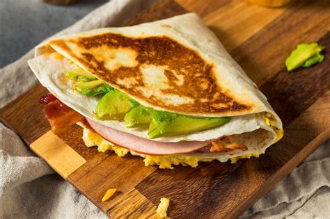 Tematična fotografija mehiške fižolove juhe s tortilja čipsom in limeto