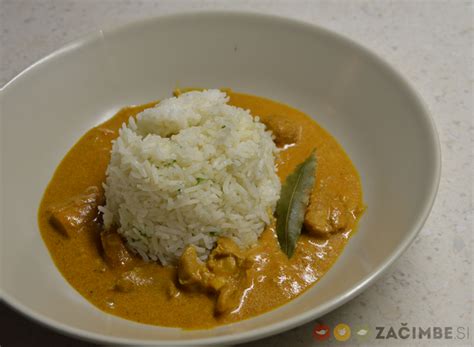 Fotografija krožnika s piščancem v kremni curry omaki in basmati rižem