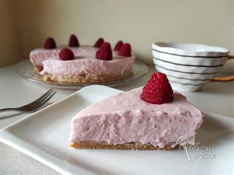 Ilustracija sveže pečene malinove torte z grškim jogurtom, okrašene z malinami in meto.