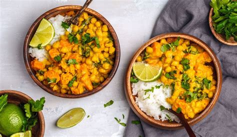 Veganski kari s čičeriko in sladkim krompirjem
