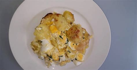 različne sestavine za francoski krompir, ki ležijo na leseni deski