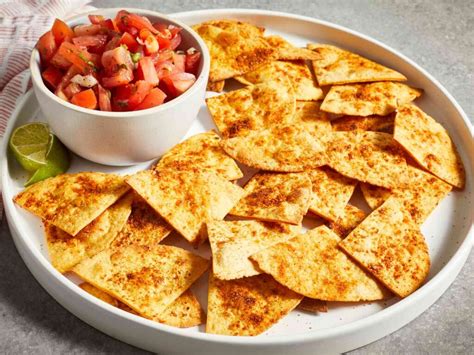 fotografija pripravljenega guacamoleja in tortilja čipsa