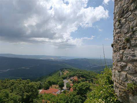 Slikovita kraška krajina z burjo in tradicionalno arhitekturo