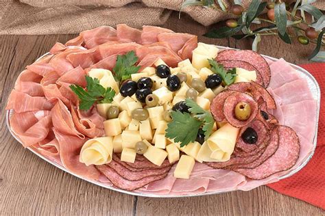 Postrežba narezanega Kraškega pršuta z olivami, figami in kruhom
