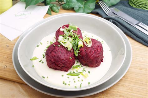 Fotografija različnih vrst nemških cmokov (Knödel).