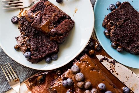 Grafikon hranilne sestave rožičeve moke v primerjavi s čokolado