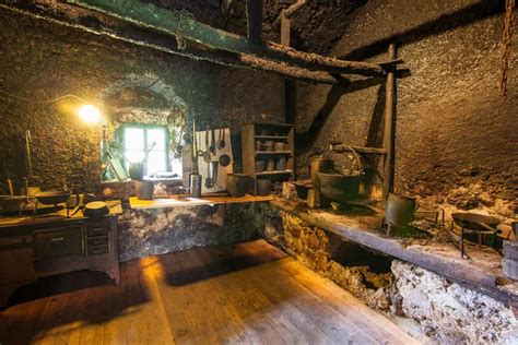 Notranjost Šenkove domačije s tradicionalno opremo
