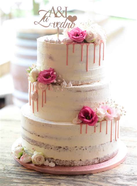 fotografija elegantne večnadstropne poročne torte