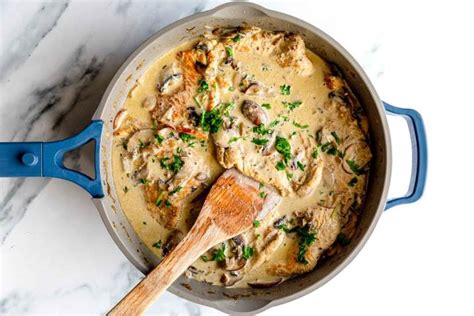 Pripravljeni puranji zrezki v bogati gobovi omaki