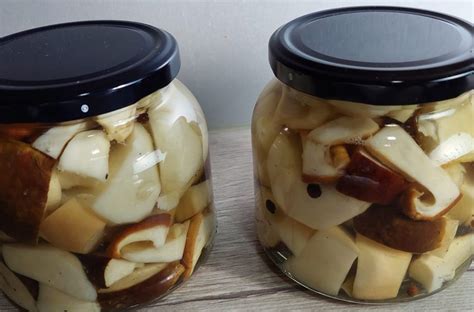 Sveže gobe in sesekljana čebula za pripravo omake