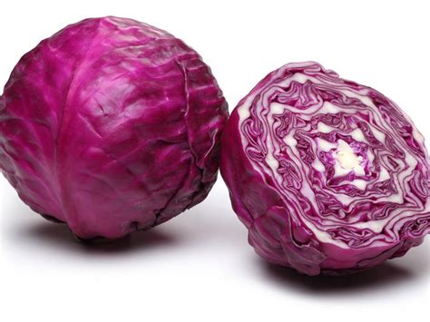 Rdeče zelje, prikazano kot sveža zelenjava, pripravljena za prodajo