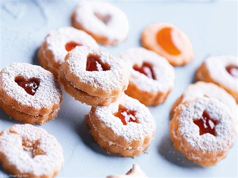 Thematic photo of Linzer cookies (Linške oči) on a festive plate