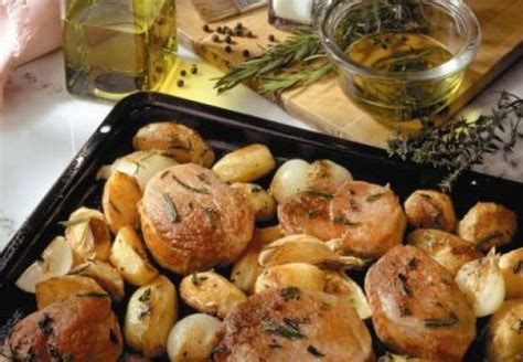 sočni svinjski zrezki s krompirjem in korenjem iz pečice