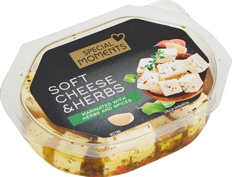 feta omaka v skodelici, posuta z zelišči