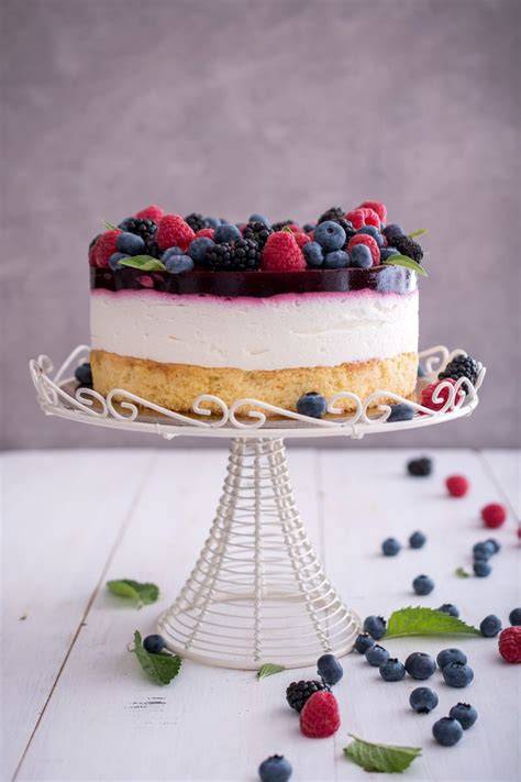 Tematska fotografija bogate pudingove torte z gozdnimi sadeži na mizi