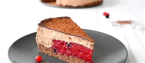 Shematski prikaz sestavljanja torte s sredico iz gozdnih sadežev