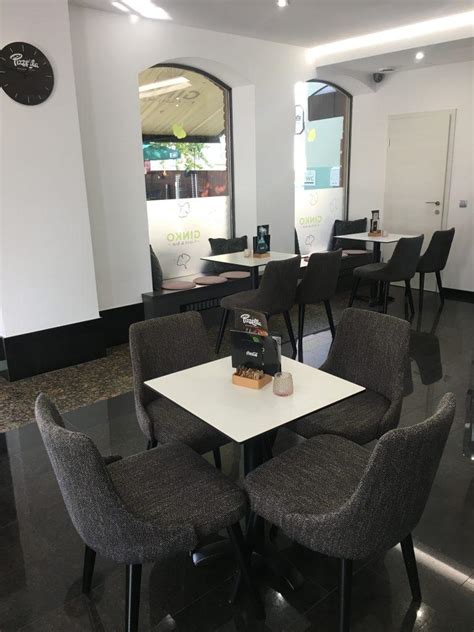Fotografija notranjosti Pizzerie Lili z zadovoljnimi gosti